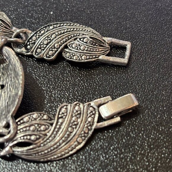 Vintage Faux Marcasite Leaf Patterned Necklace - 17 Inch - Picture 5 of 5